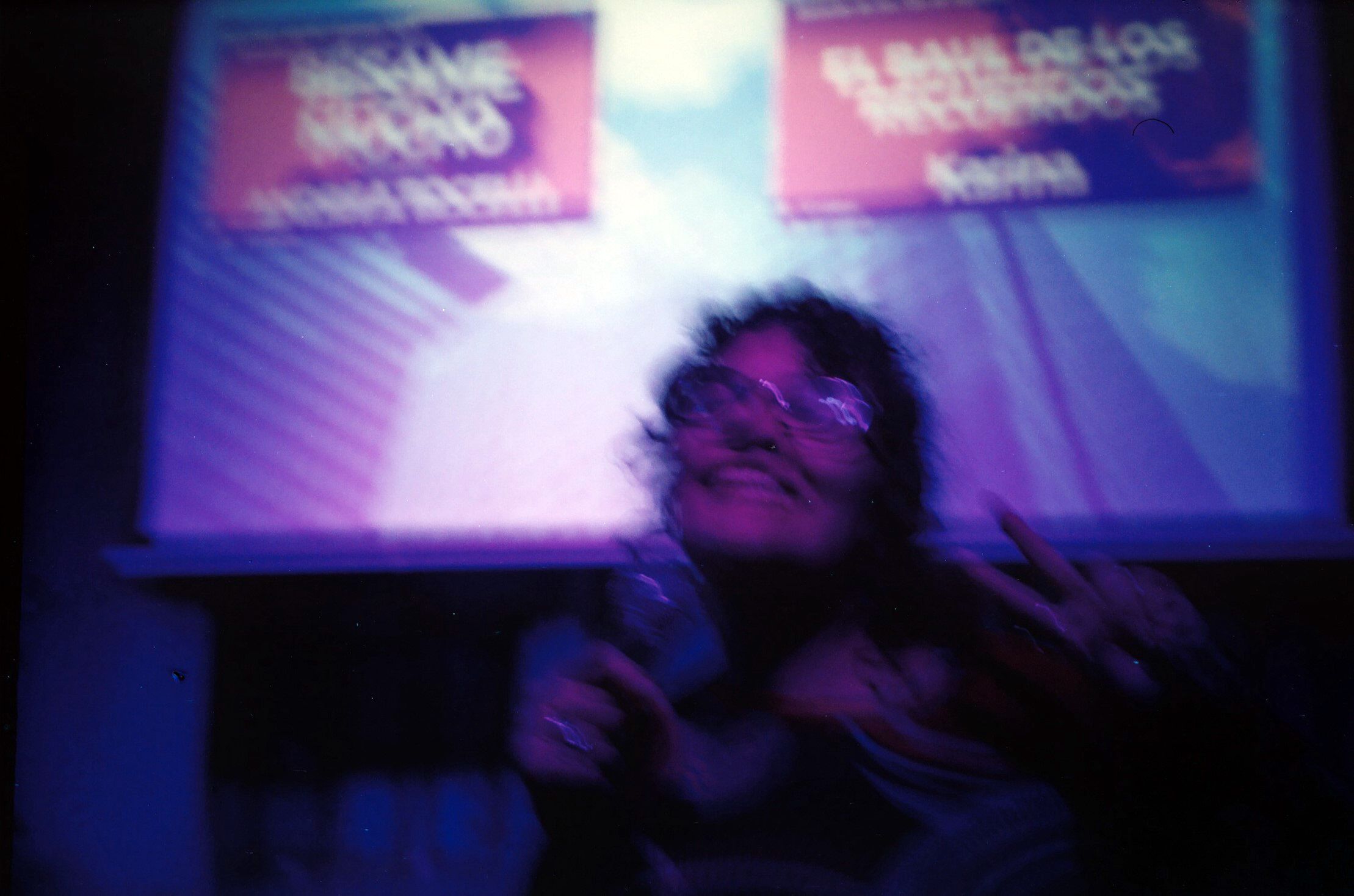 Noche de karaoke en un teatro vacío.